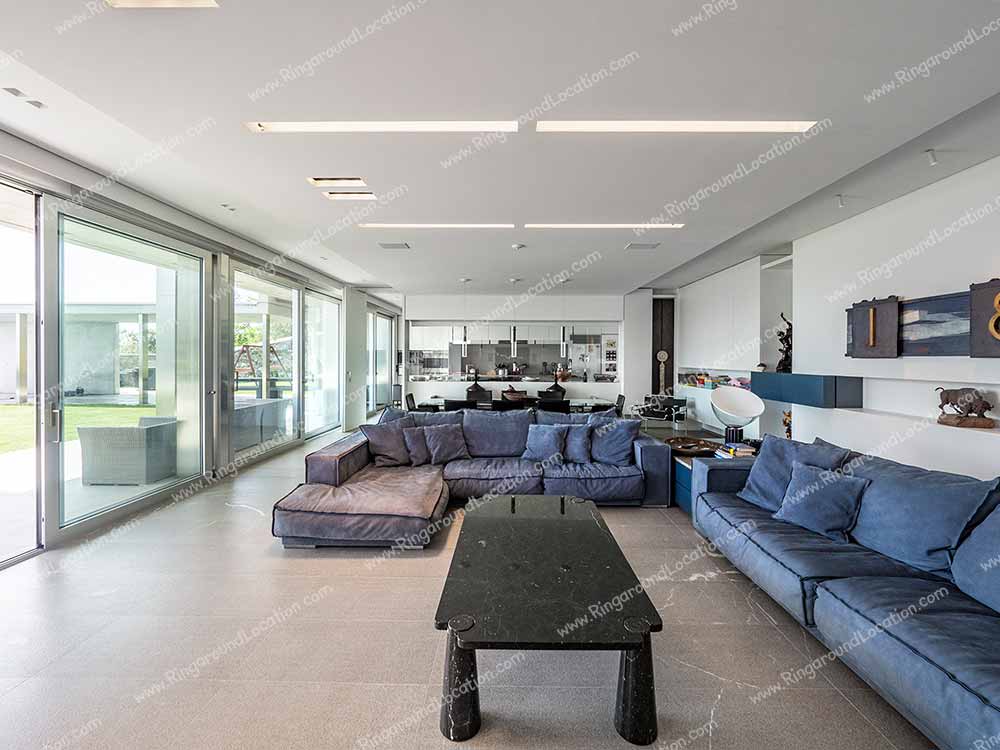 S938fm - location modern villa per photoshoot con la piscina e terrazza vista lago Garda