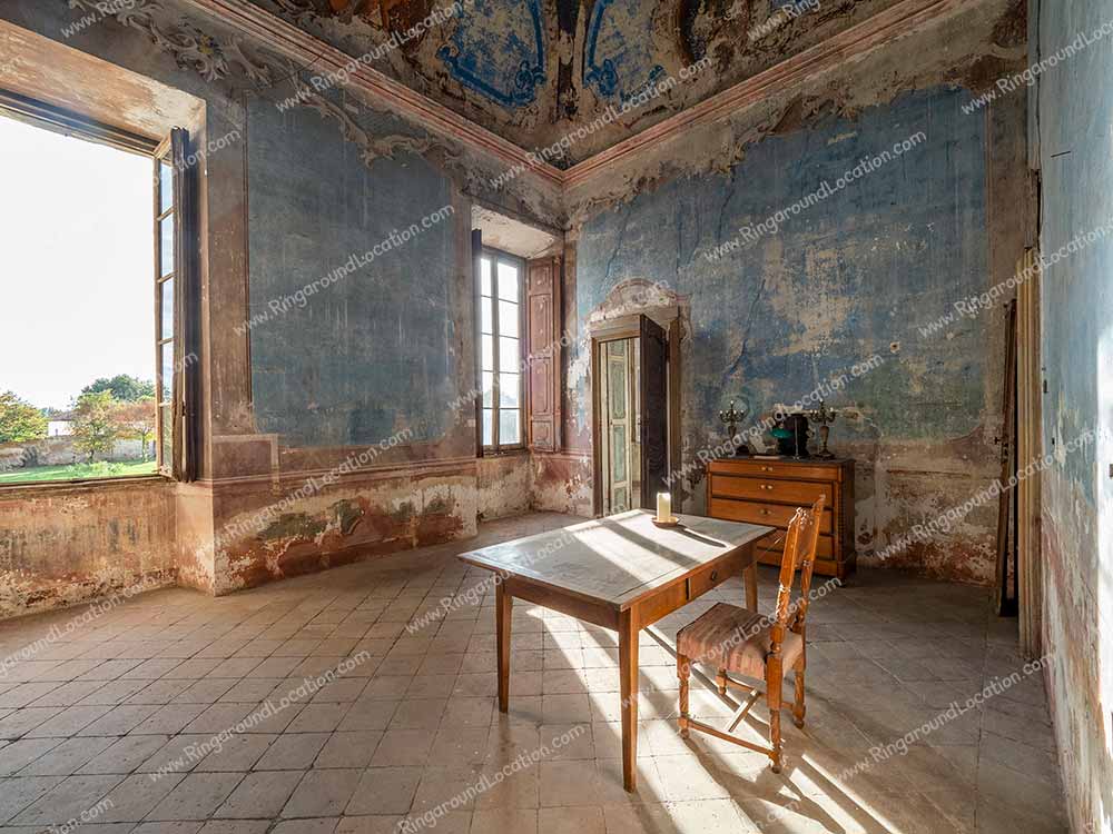 A764fm - villa antica con muri scrostati affreschi location per servizi fotografici