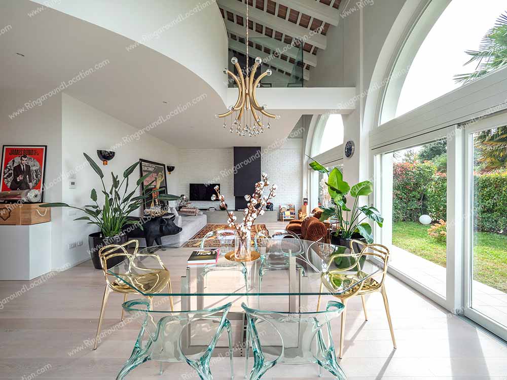 C1235fm - location villa contemporanea con le vetrate e gli arredi di design